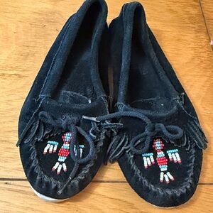 Minnetonka Black Suede Loafers Beaded Mocassin Thunderbird Shoe Womens size 8.5